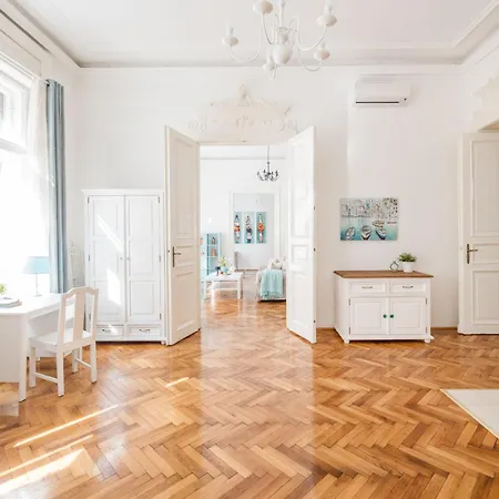 Wellness Retreat With Sauna & Jacuzzi - 1 Min To Opera Apartment Budapest