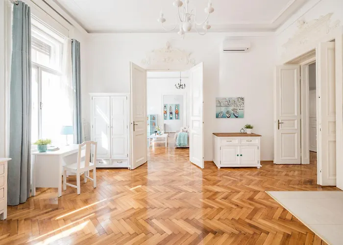 Wellness Retreat With Sauna&jacuzzi - 1 Min To Opera Appartamento Budapest